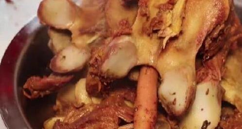 山东驴肉店火爆全城，3小时卖7000块，秘方为何让食客抢疯？