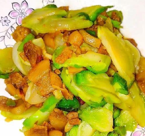 四川女子路边捡榨菜，简单一炒成下饭神器，网友直呼馋哭了