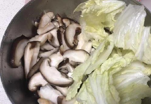 米粉滑溜溜好吃到飞起，香菇肉丝汤做法超简单，你敢试吗？