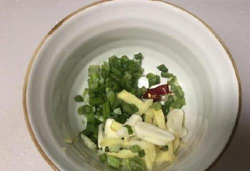 米粉滑溜溜好吃到飞起，香菇肉丝汤做法超简单，你敢试吗？