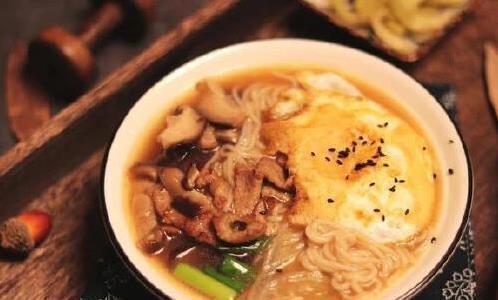米粉滑溜溜好吃到飞起，香菇肉丝汤做法超简单，你敢试吗？