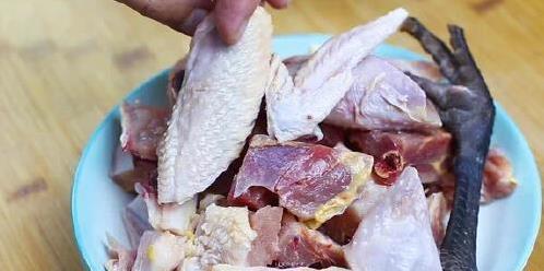 鸡汤清还是浓？3个小技巧教你炖出好喝汤，鲜美不腥超简单