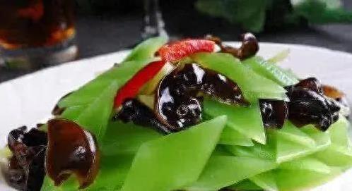 莴笋堪称厨房“万能菜”，5种家常做法超简单，吃了还想再来盘