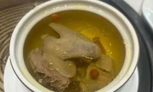 夏天热得冒汗？喝鸽子汤竟能补血安神，效果比你想的多
