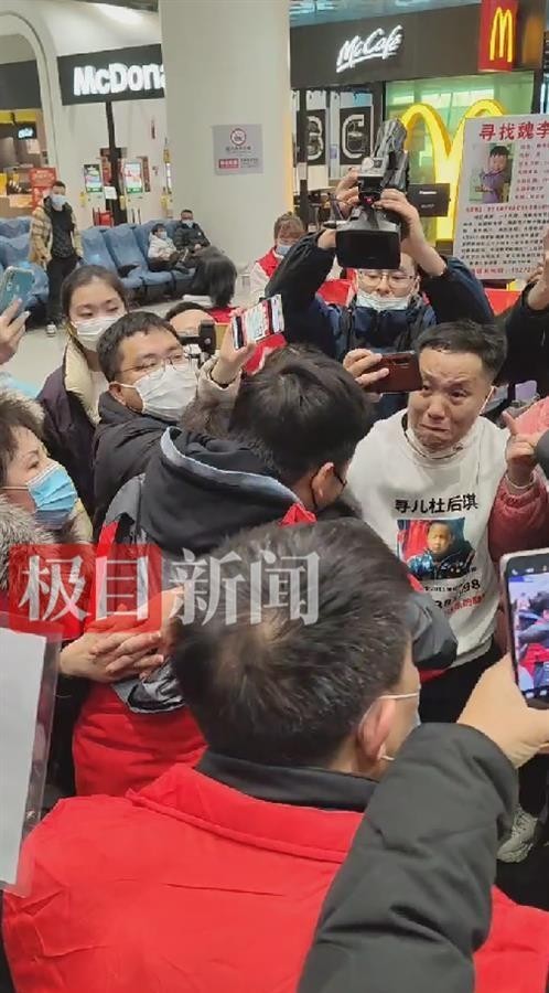 被拐24年的张洋洋给了母亲一个吻 母子俩拥抱大哭