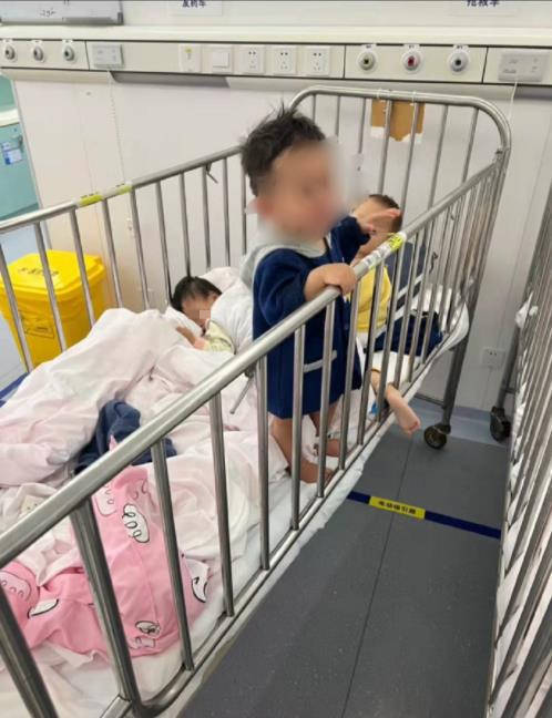 上海隔离点小宝宝现状：一人一床 医护人员全程陪护