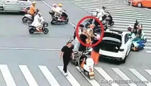 女子被卷车底30多人抬车 他们用实际行动诠释了“人人为我，我为人人”的精神