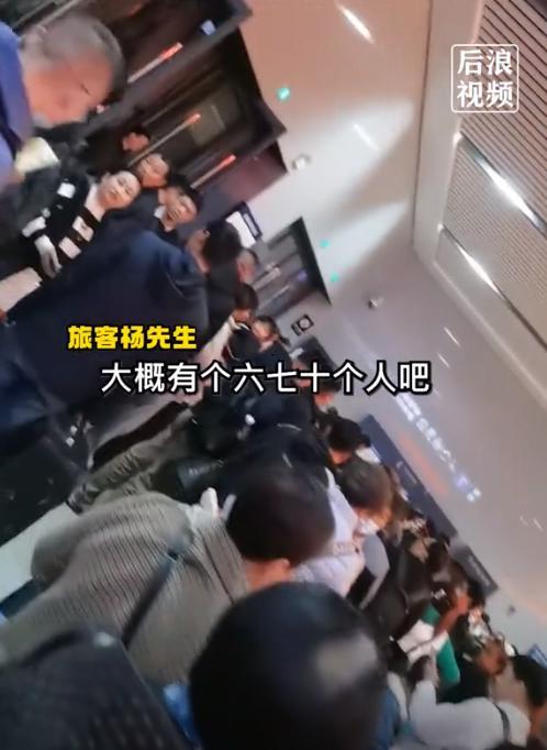 河南信阳火车站失误致多名旅客滞留，称检票后无法上车