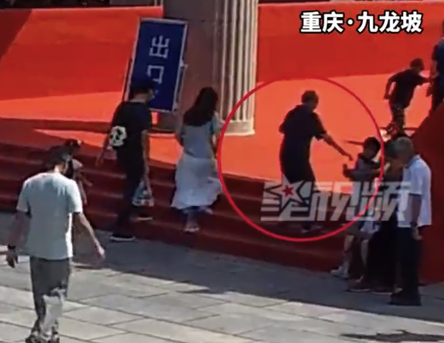 老人摔倒 休假女民警全程暖心守护