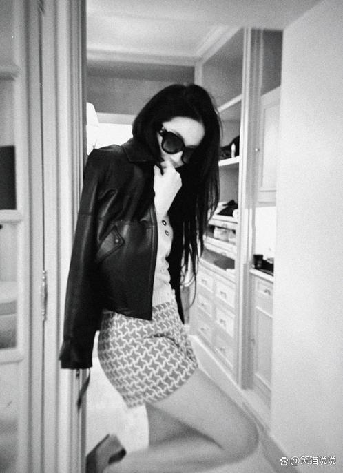 刘亦菲ins更新巴黎照 展现优雅休闲风