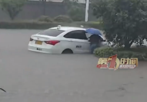 路面积水五六十厘米学员冒雨练车 网友：这车是非练不可吗