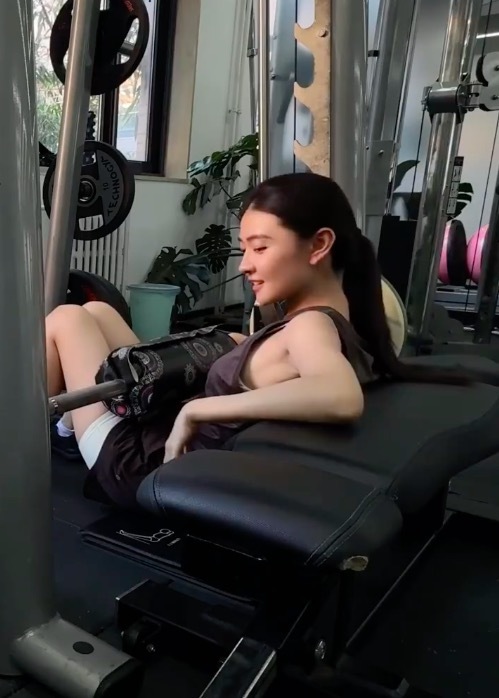 梁洁臀推90kg 甜妹外表下好强的爆发力
