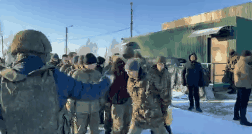 50名被乌俘虏俄士兵回国，现场哭诉像个人了，俄军开启复仇模式了吗？