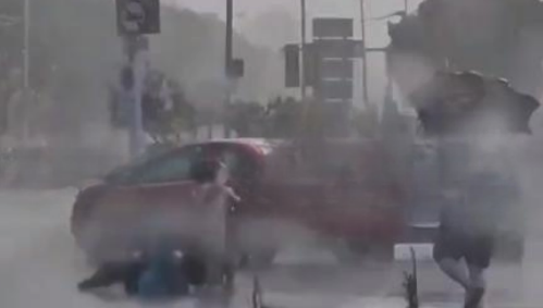 女子雨中骑车摔倒 站雨中获路人暖心帮助