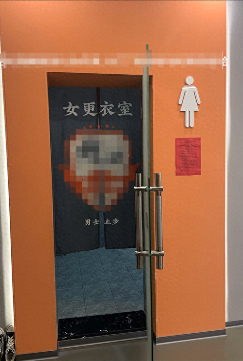 女子在健身房洗澡遭男子闯入：被看光了！健身房回应来了