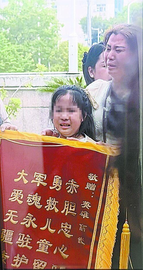 救人英雄高武魂歸故里 淚別英勇義士，高武因營救落水兒童不幸犧牲,！