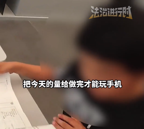 父母離婚沒人管小孩商場玩手機(jī)還幫忙掃地