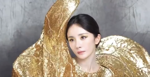 暑期电影电视三连爆，登顶VOGUE！属于<strong>杨幂</strong>的黄金时代