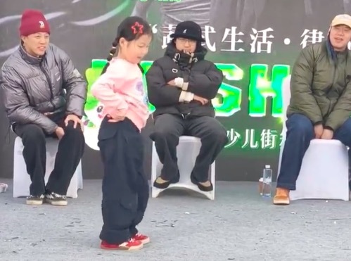 幼儿园小孩姐赛场秀街舞又酷又萌 网友：自信满满，这小表情太带感了