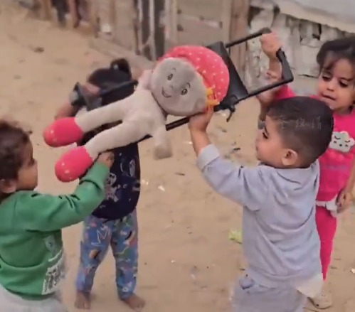 加沙孩子用担架扛洋娃娃做游戏 网友：这就是他们了解的生活