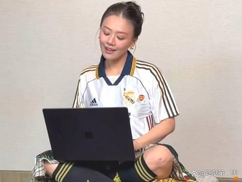 马思纯一袭金裙太惊艳 刷新夏日穿搭天花板
