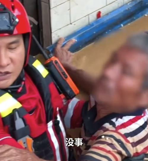 消防员黑夜救援被洪水围困老人：抱住我，不要慌