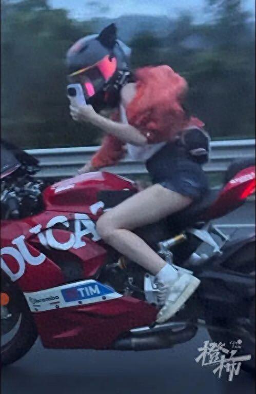 女子骑杜卡迪在高速狂飙单手玩手机