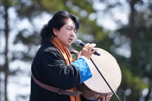 纳西族著名音乐唱作人金甲劲松深情的演唱——《祖先》