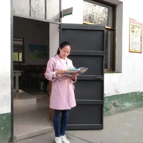 教育怪相！学生在教室里还在上课，下一节课老师已经在教室外候课