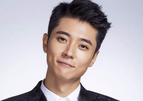 没离洪欣张丹峰带女儿逛超市一家三口其乐融融