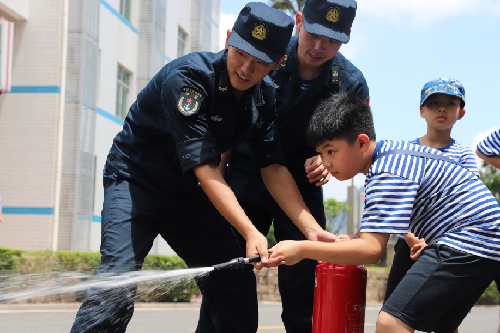 “小海娃”进军营 点燃“蓝色梦”