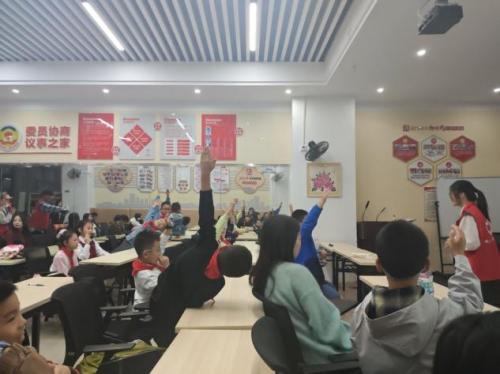 用英语讲社区故事——放鹰台社区趣味教学点亮孩子学习热情