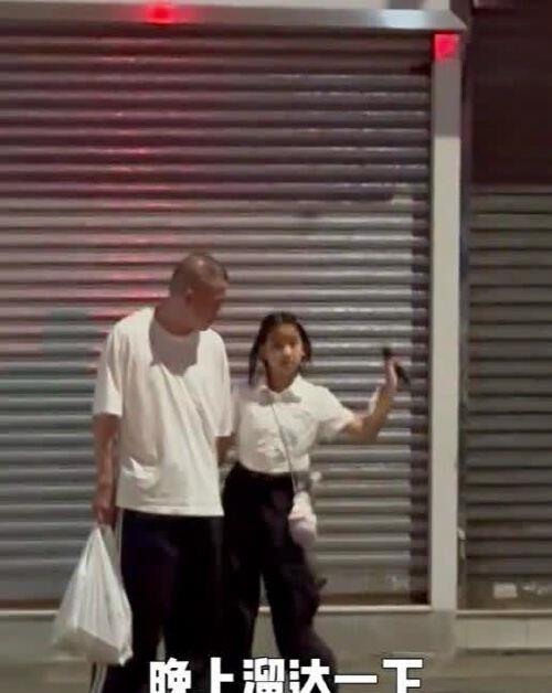 聂远一家青岛玩，二胎女儿出镜漂亮，但还不会走的原因是这样啊！