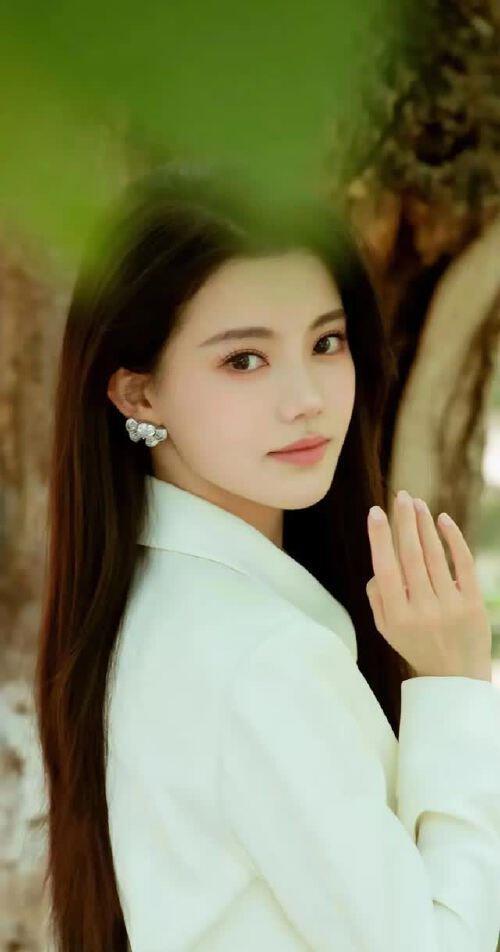 孙珍妮：月貌花容春意浓，柳条细腰舞动时，魅力洒满，永恒流传