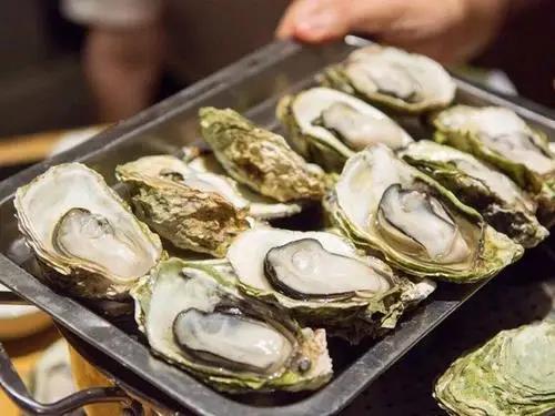 烤生蚝烧烤界“扛把子”，秘方全在蒜蓉酱，但10个烧烤店9个做错