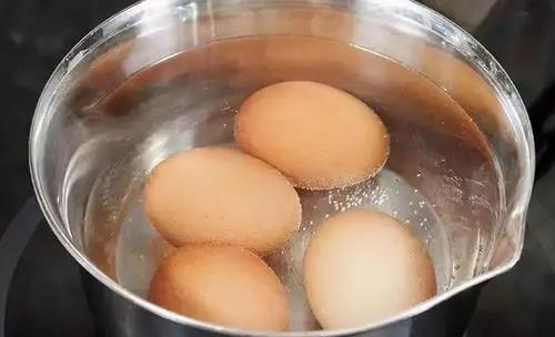 煮鸡蛋，用冷水还是开水？记住4点，香嫩又营养，蛋壳不破好剥壳