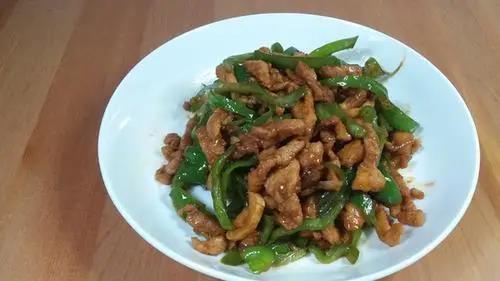 今日美食分享：黄皮酱蒸排骨鸡翅、螺丝椒炒肉片、椒盐金针菇