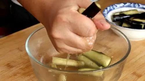 炒茄子时，先放油就错了，大厨教你一招，茄子不吸油不发黑