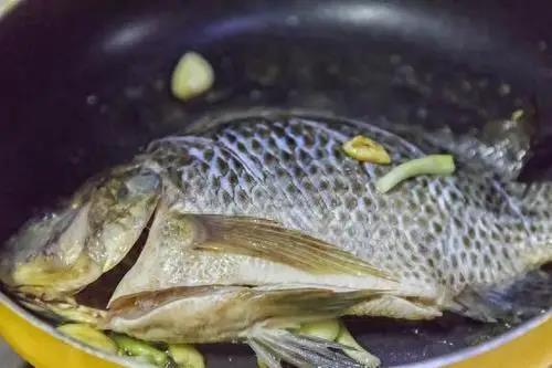 煎鱼，不要直接就下锅煎！容易粘锅破皮，教你4技巧，完整不破皮