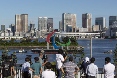 巨型残奥会标志设置于东京湾海面