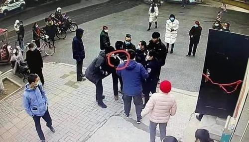 男子身藏斧头与妻子法院门口争执