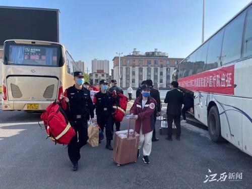 援沪医疗队总人数约万人 部分已入驻方舱医院