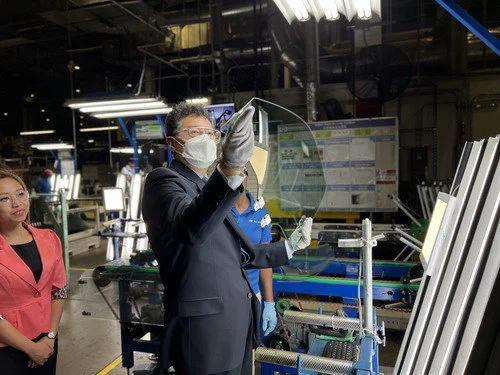 秦刚访问福耀美国公司汽车玻璃生产基地