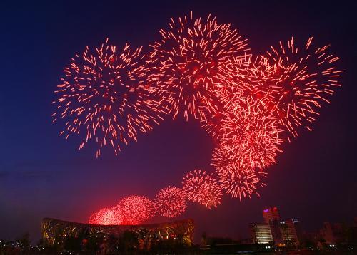 放开烟花禁令是城市治理自信的表现，让消失的年味重新回我们身边
