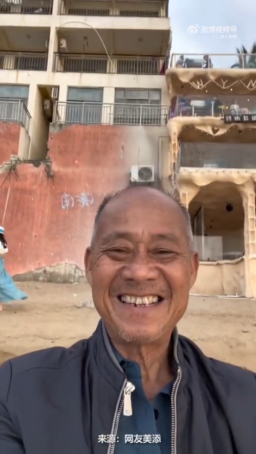 大爷帮忙拍照却误点自拍上演歪头杀，皱眉头瞬间太可爱了