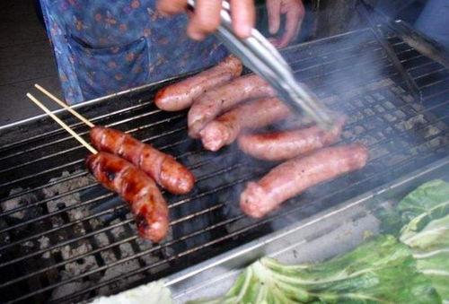 00后男生下班卖烤肠解压 真比每天对着手机屏幕好啊