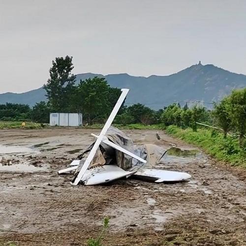 小型飞机迫降致两人受伤 江苏镇江一小型飞机坠落农田