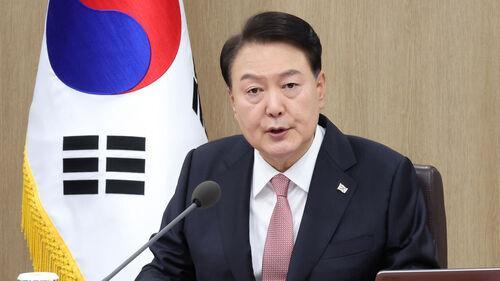 尹锡悦主持会议时流鼻血 韩官员称“可能因过劳所致”
