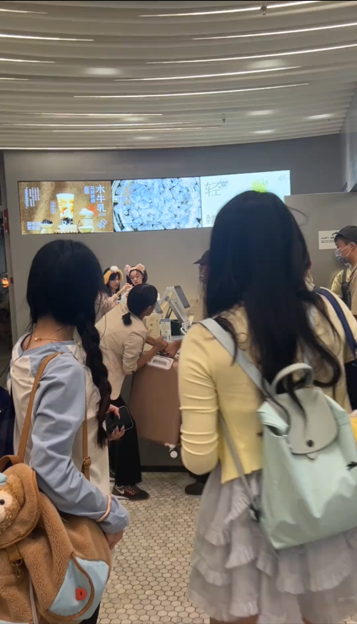 女子在奶茶店内抢夺行李