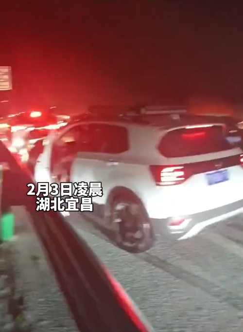 高速多车相撞 现场有人大喊救人